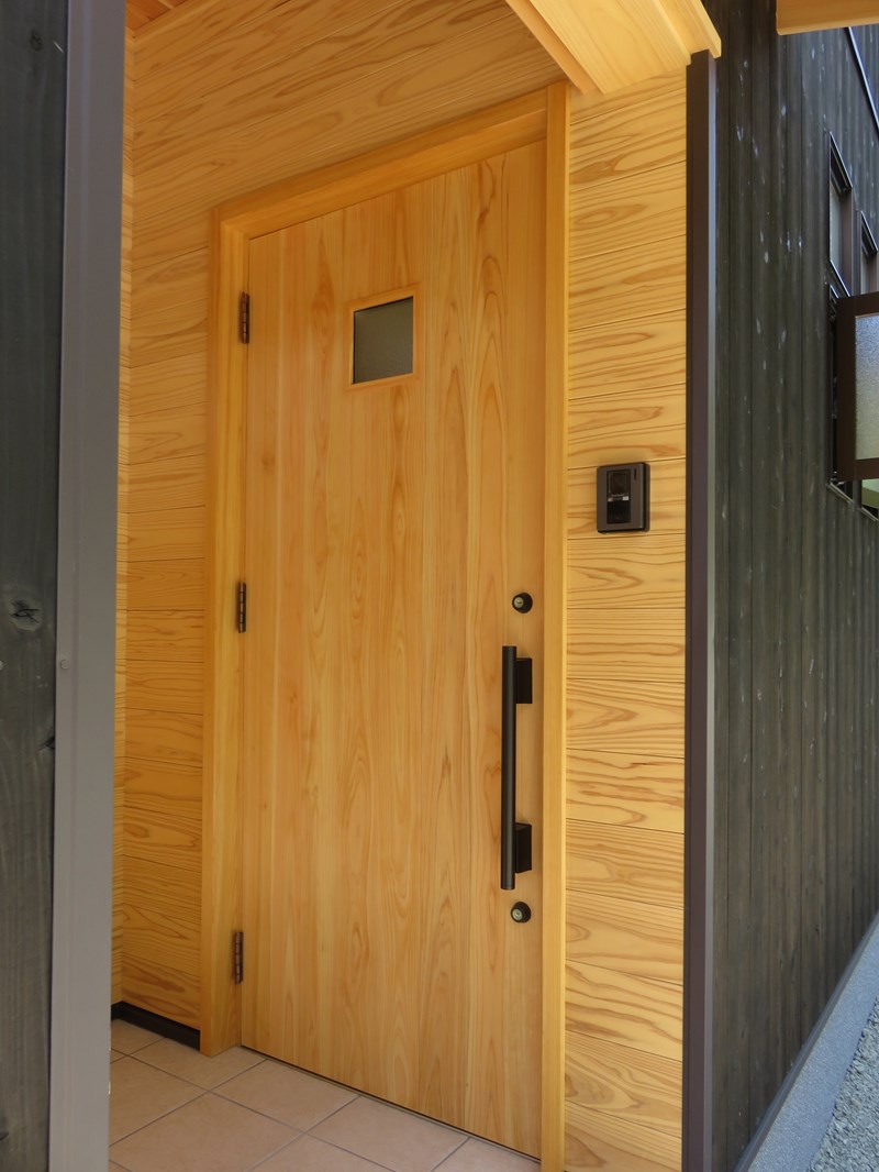 外観　玄関木製ドア